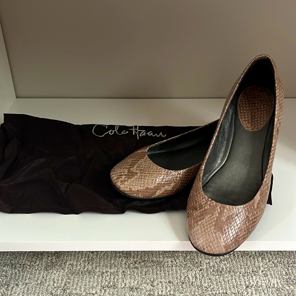 Cole Haan Nike Air flats size 8 light brown and tan snakeskin print